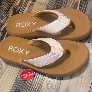 NWT Roxy Beige and Light Pink Sandals